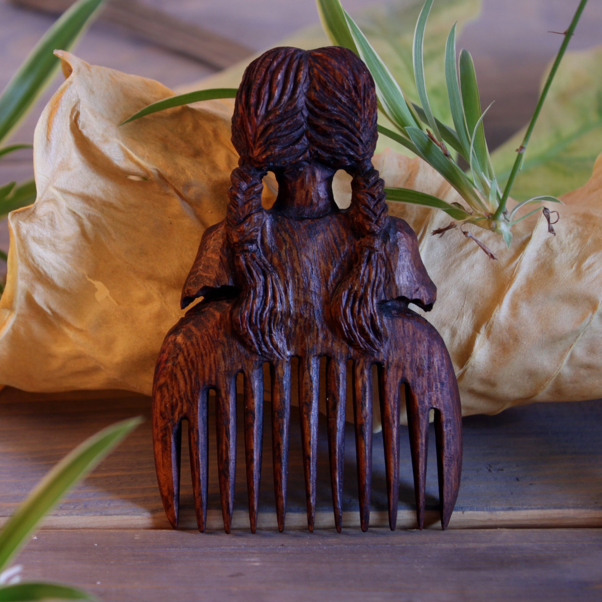 Peigne en Bois Sculpté à la Main avec Motif Fille aux Cheveux Tressés - Un Accessoire Naturel et Stylé