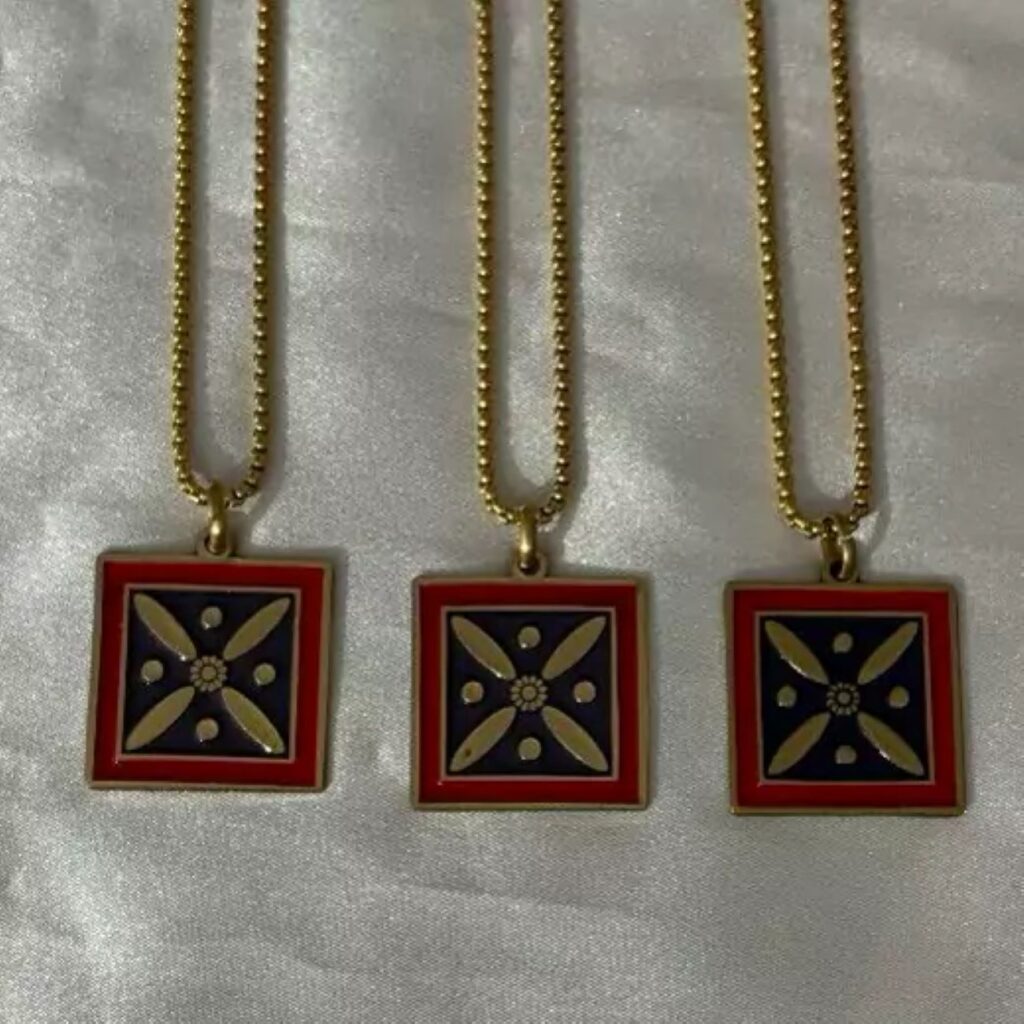 Collier Bannière de Kaveh avec chaîne en acier inoxydable – Un symbole de force et d'héritage persan (3 pièces)