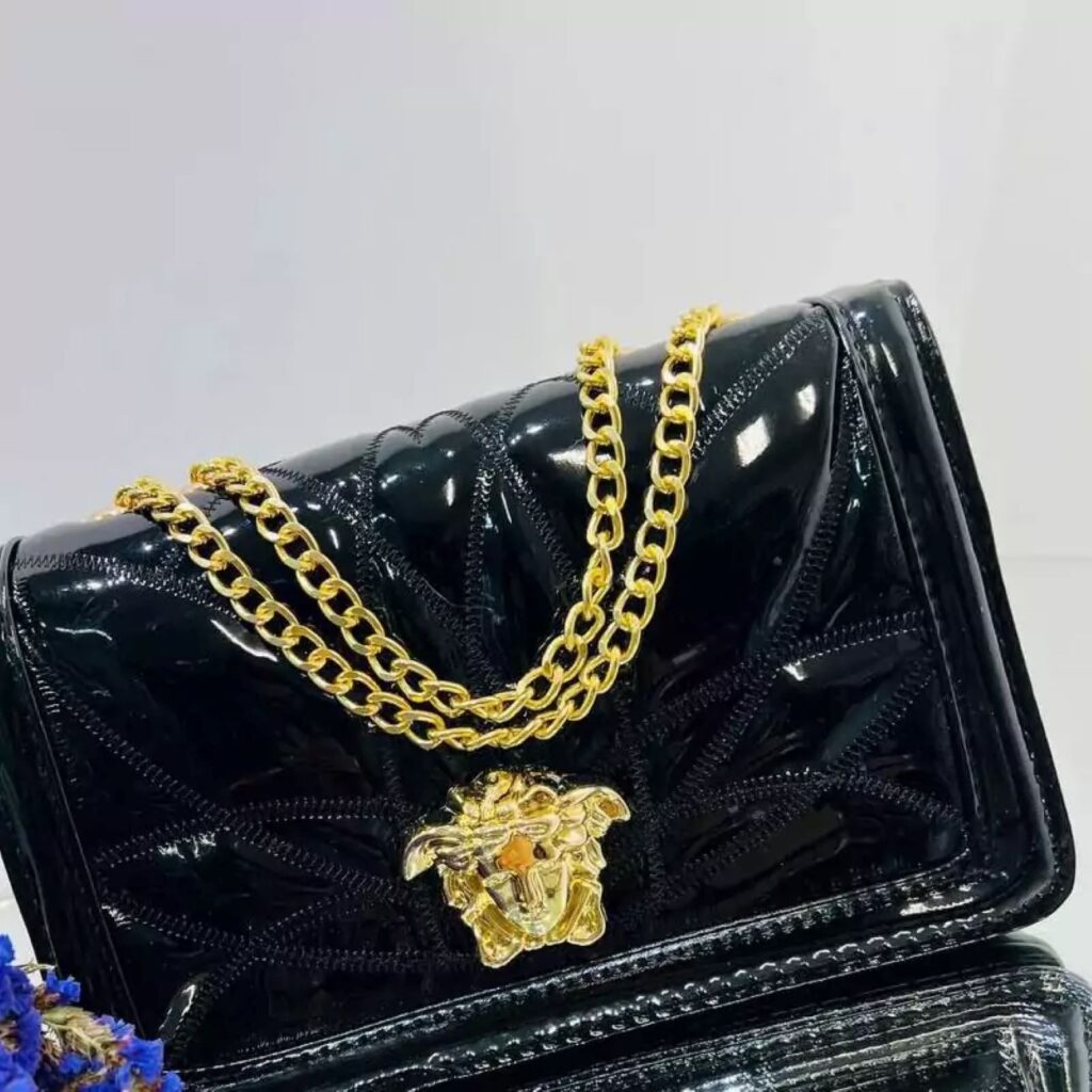 Sac à main en simili cuir luxueux avec chaîne imposante