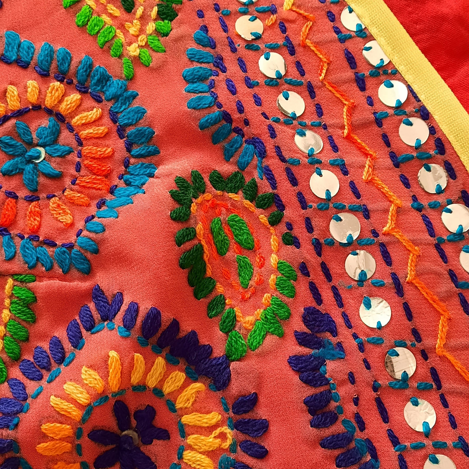 Gilet brodé au travail de l’aiguille avec design floral pour femmes