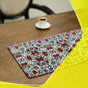 Chemin de table en velours rouge inspiré de la tradition persane – avec design de rose