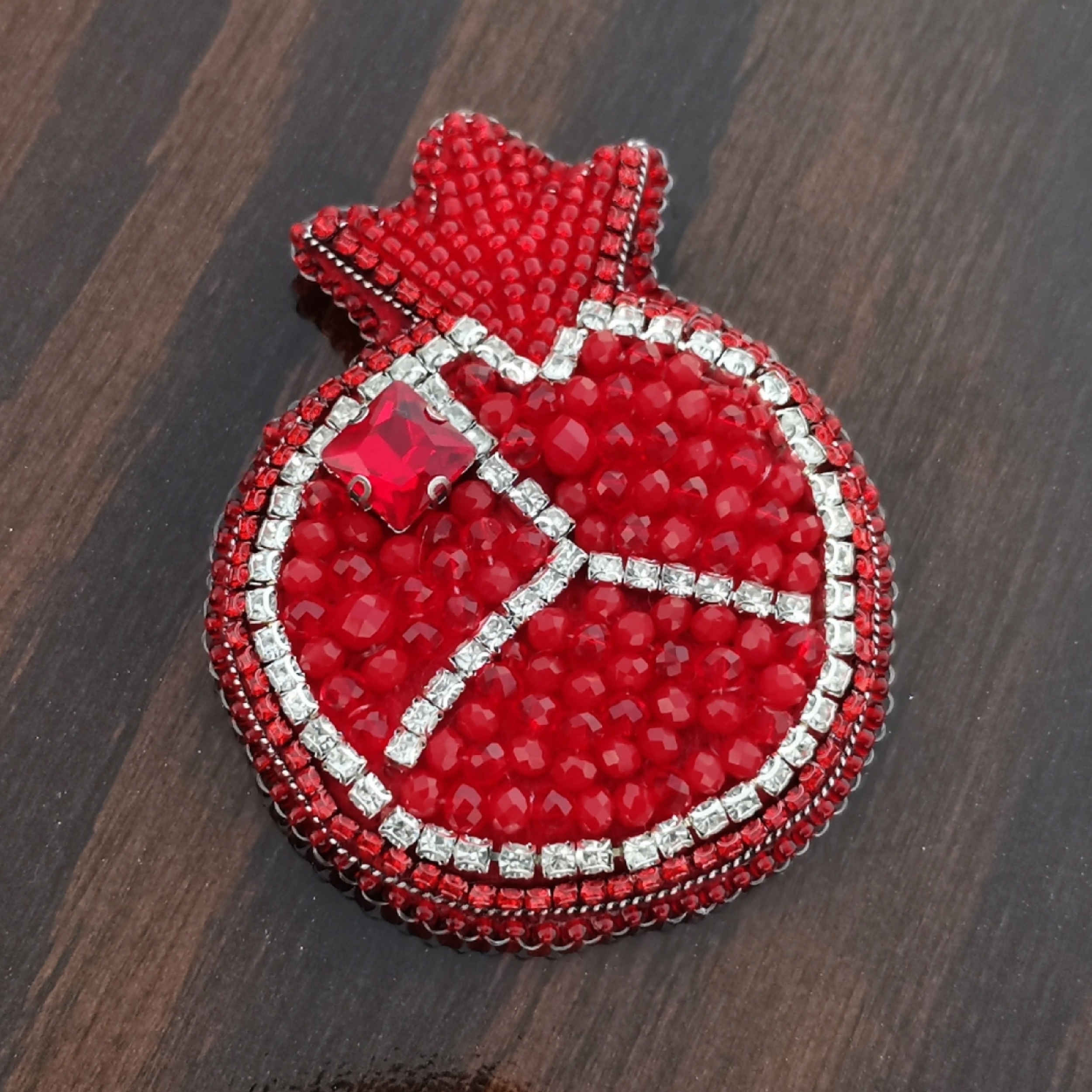 Épinglette Broche Grenade – Accessoire Perlé pour Femmes