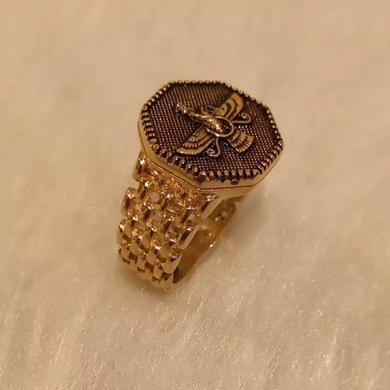 Bague couleur fixe avec design Farvahar – Symbole persan de sagesse et de protection