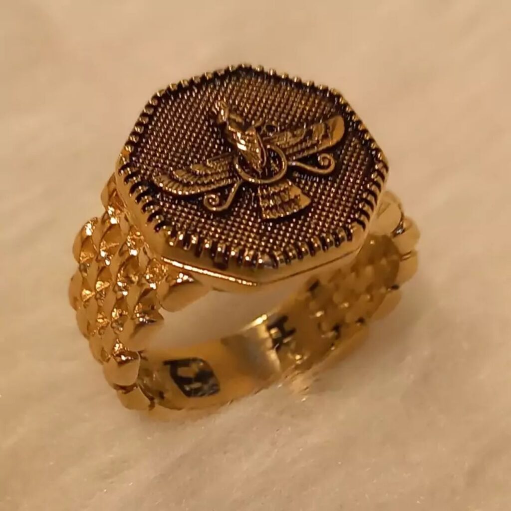 Bague couleur fixe avec design Farvahar – Symbole persan de sagesse et de protection