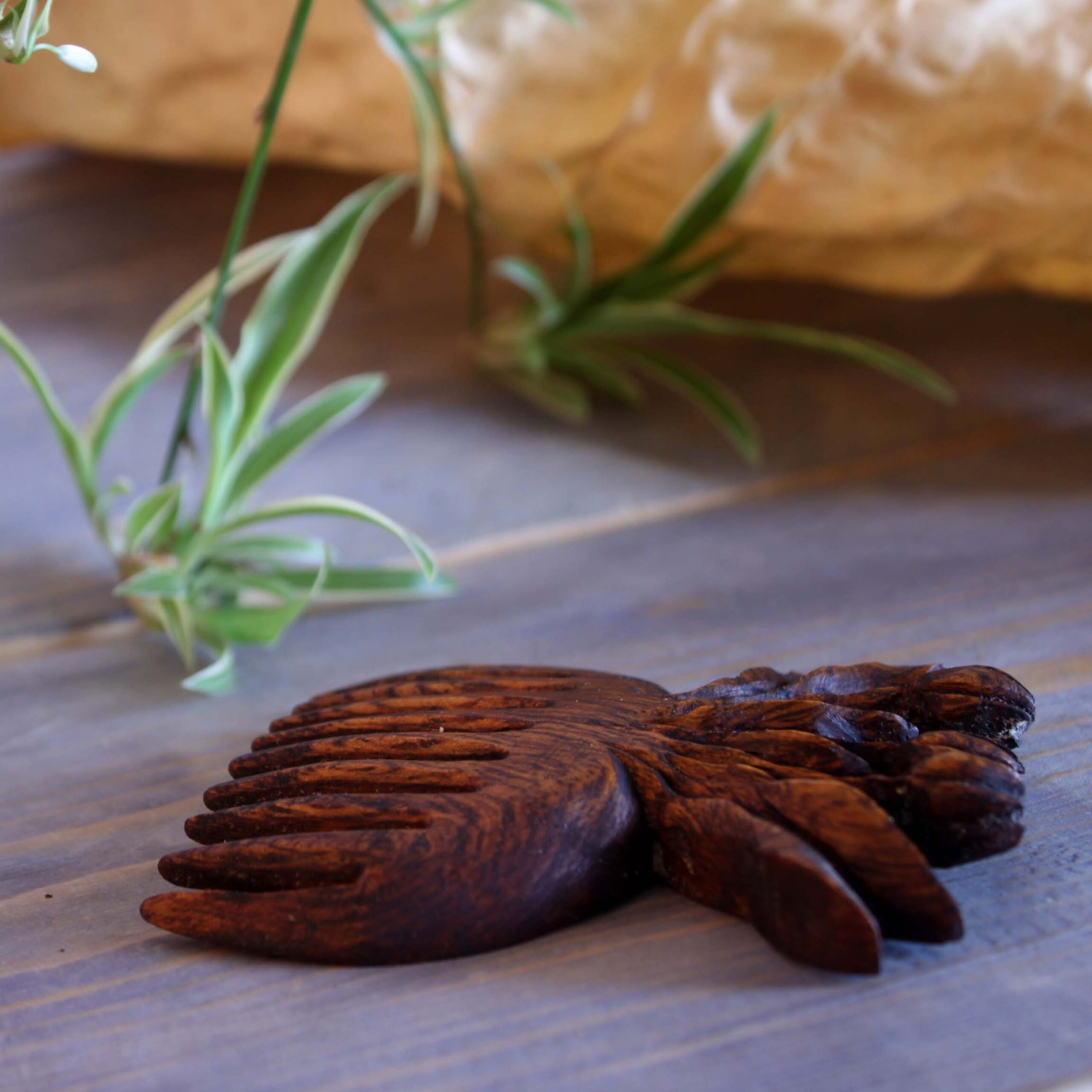 Peigne en Bois Rustique Sculpté à la Main avec Motif Tulipe Florale – Une Œuvre d’Art pour l’Usage Quotidien