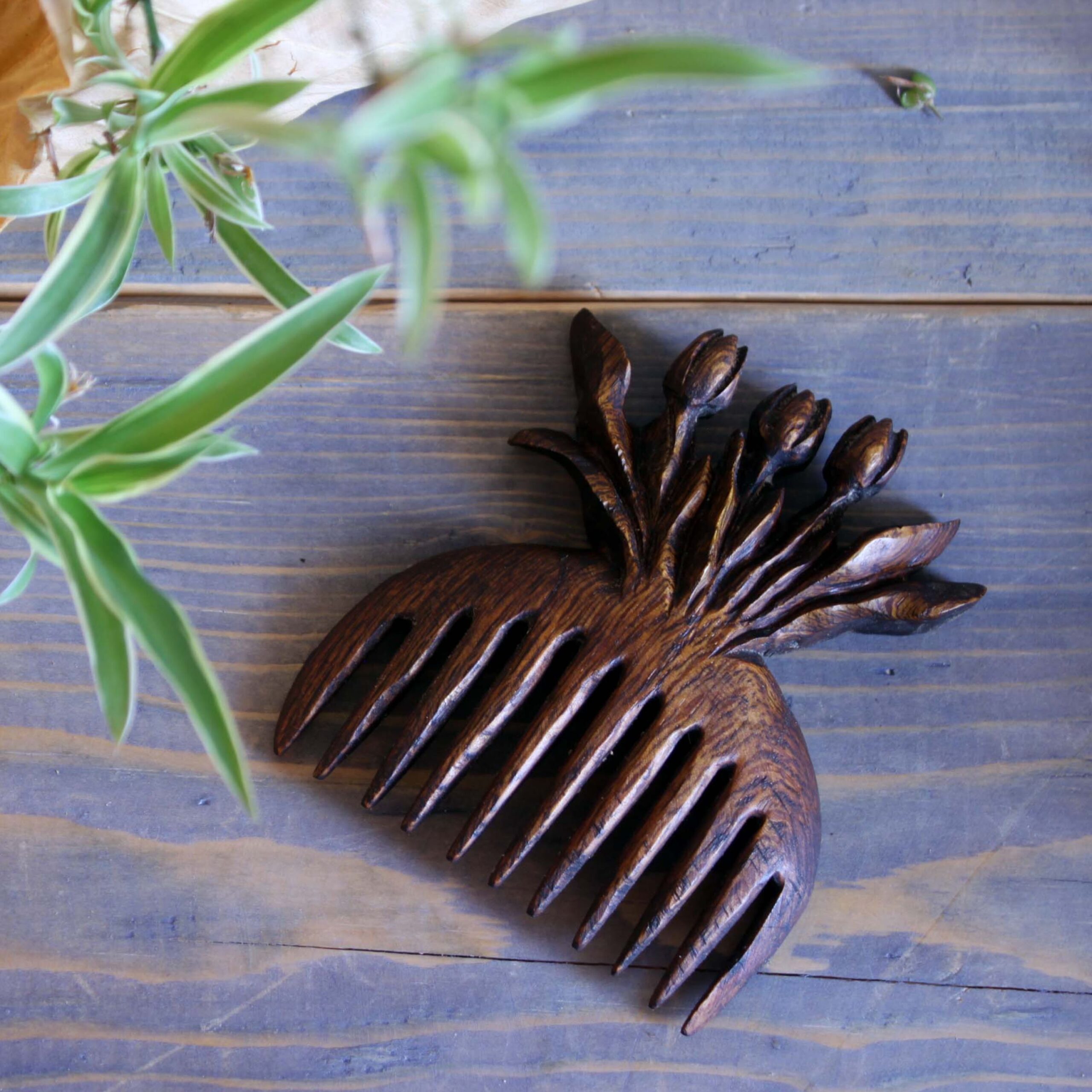Peigne en Bois Rustique Sculpté à la Main avec Motif Tulipe Florale - Une Œuvre d'Art pour l'Usage Quotidien