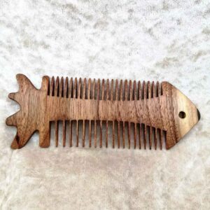 Peigne en Bois Rustique Sculpté à la Main avec Motif Poisson – Une Œuvre d’Art pour l’Usage Quotidien