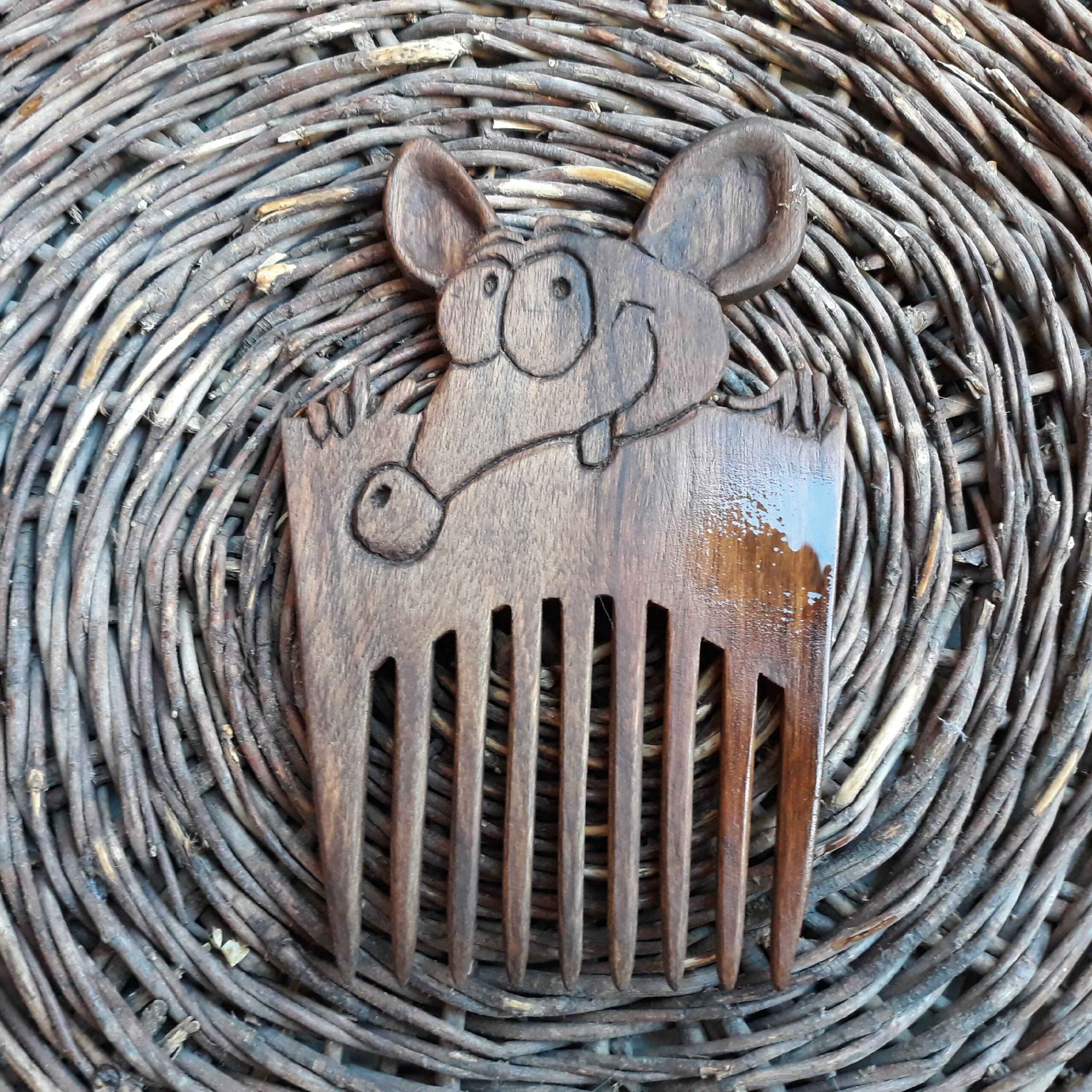 Peigne en Bois Rustique Sculpté à la Main avec Motif Souris - Une Œuvre d'Art pour l'Usage Quotidien