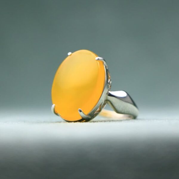 Bague en argent agate Sharaf al-Shams – Pierre ovale et monture à quatre griffes, design persan traditionnel