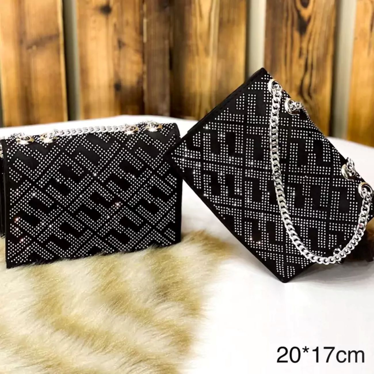 Sac à chaîne stylé avec détails de pierres précieuses – Design élégant