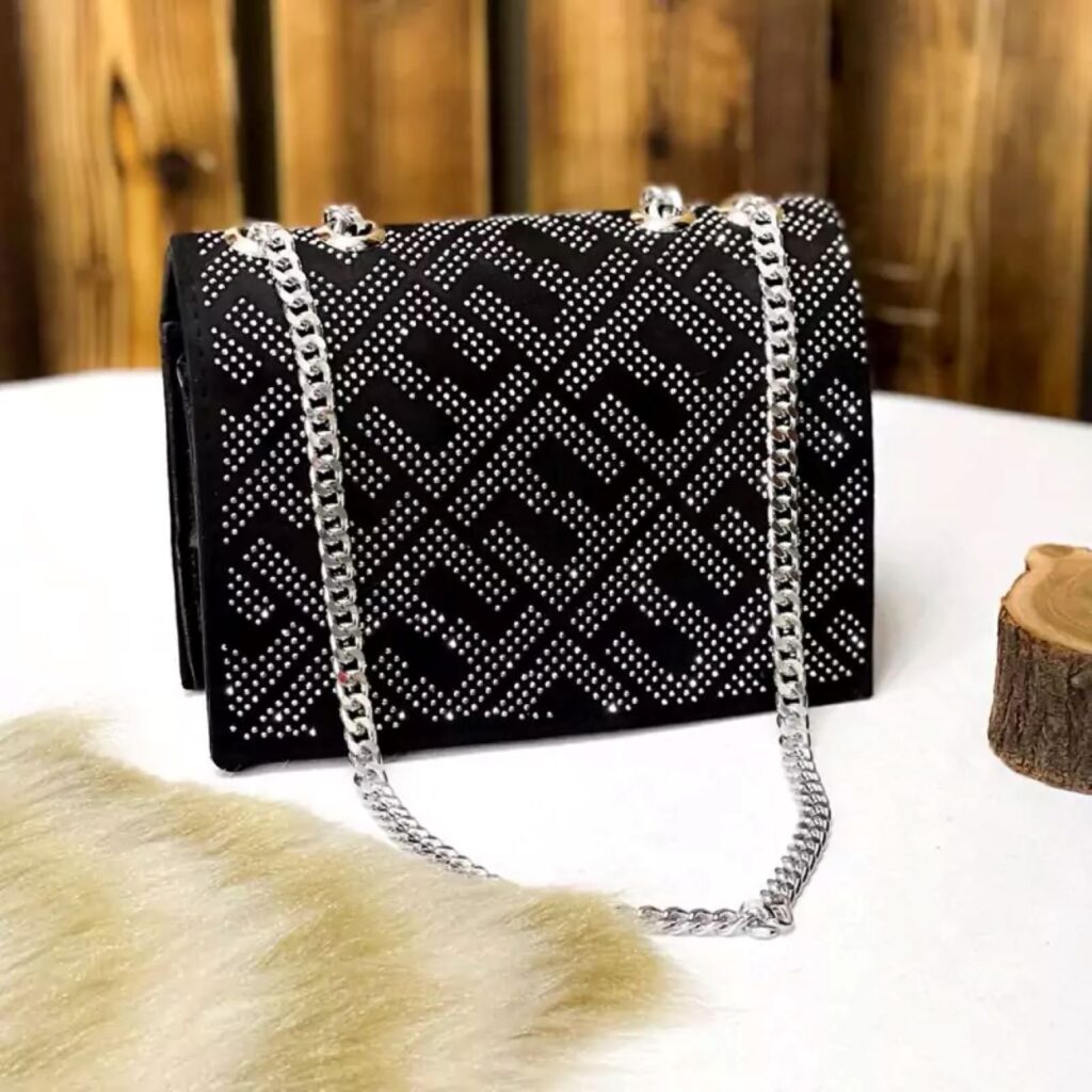 Sac à chaîne stylé avec détails de pierres précieuses – Design élégant