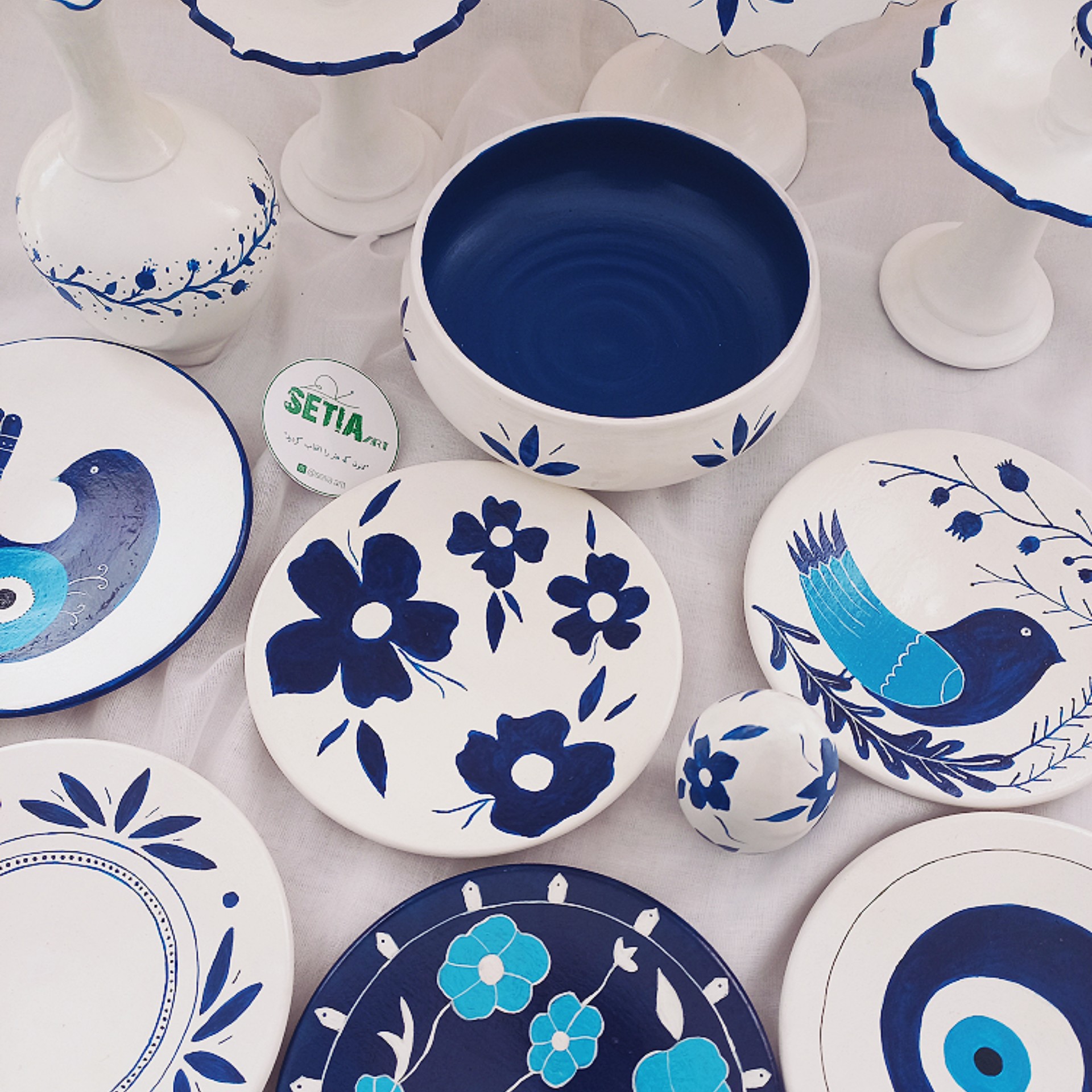 Beauté symbolique – Haft-Seen peint à la main avec motifs floraux, oiseaux et œil protecteur (12 pièces)