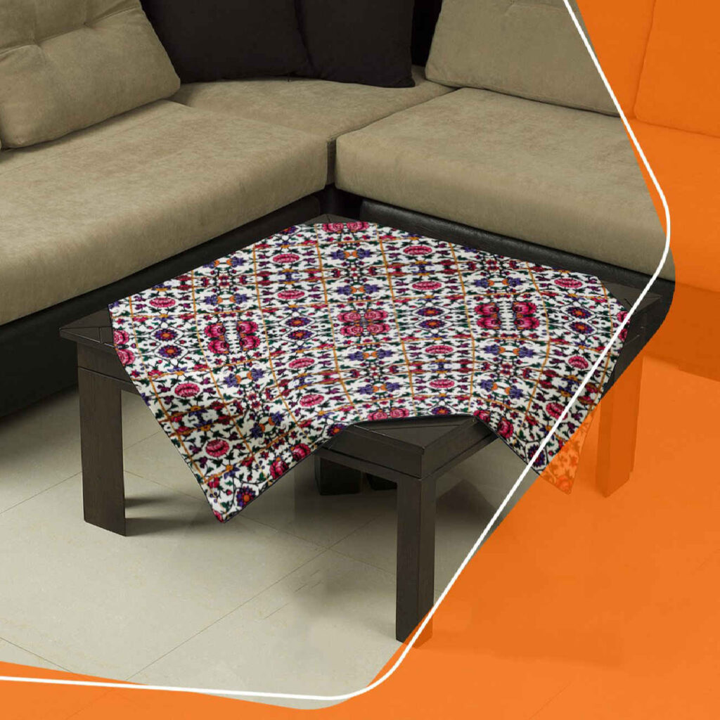 Élégance intemporelle – Nappe en velours rose avec motifs floraux pour un dîner élégant