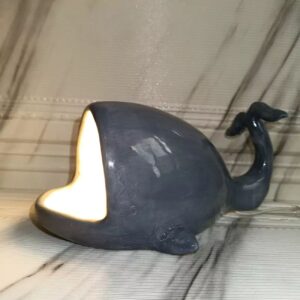 Lampe de table artistique en céramique – design baleine inspirée par l’océan