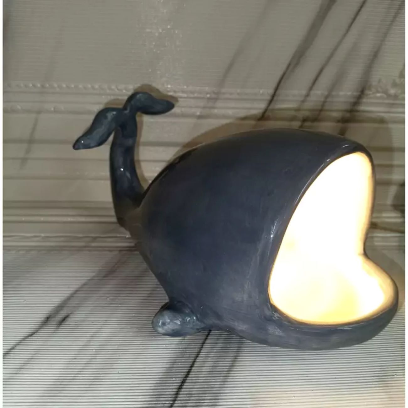 Lampe de table artistique en céramique – design baleine inspirée par l’océan
