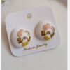 Boucles d'oreilles Minakari blanches plaquées avec design floral Huggie