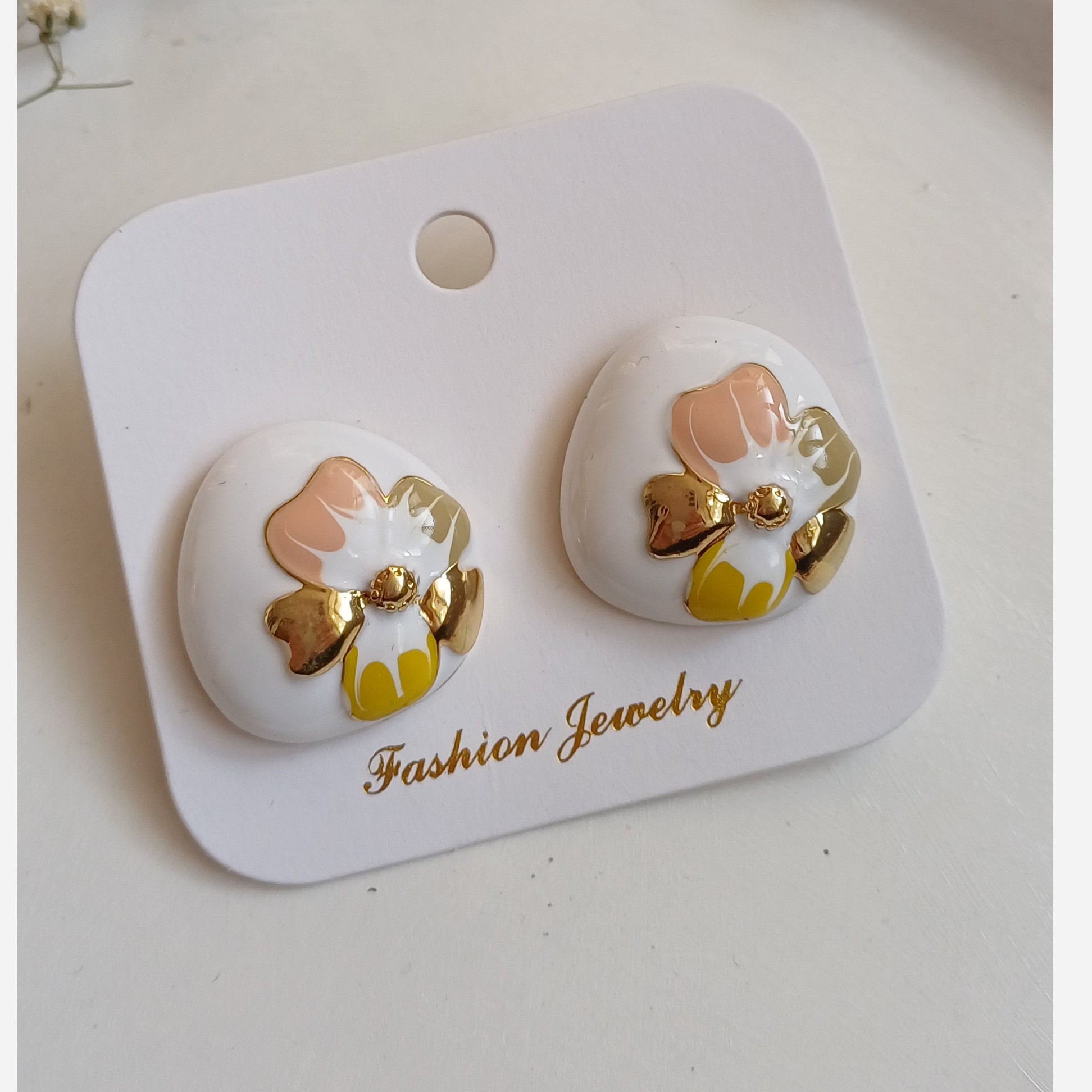 Boucles d’oreilles Minakari blanches plaquées avec design floral Huggie