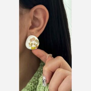 Boucles d’oreilles Minakari blanches plaquées avec design floral Huggie