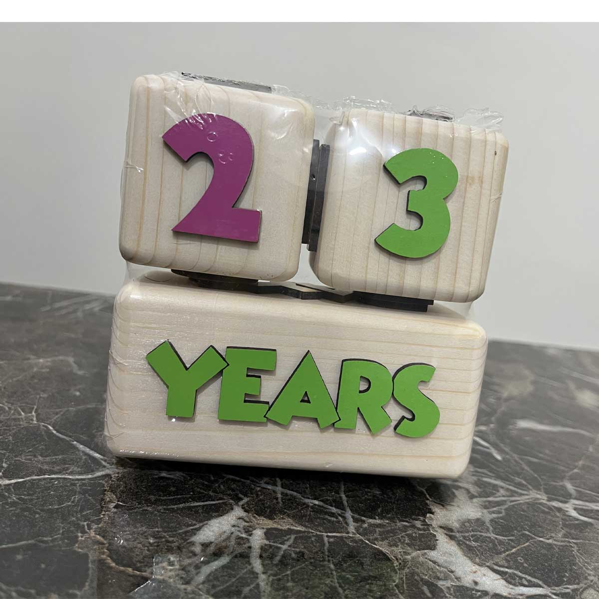 Calendrier de bureau en bois Cube – Accessoire de bureau rustique