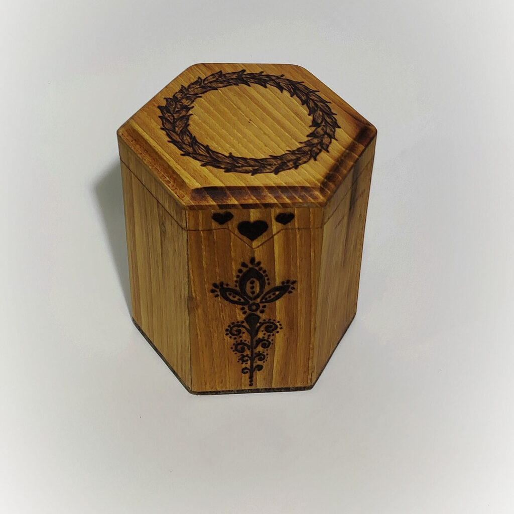 Boîte à bijoux en bois avec gravure de feuilles et motifs floraux