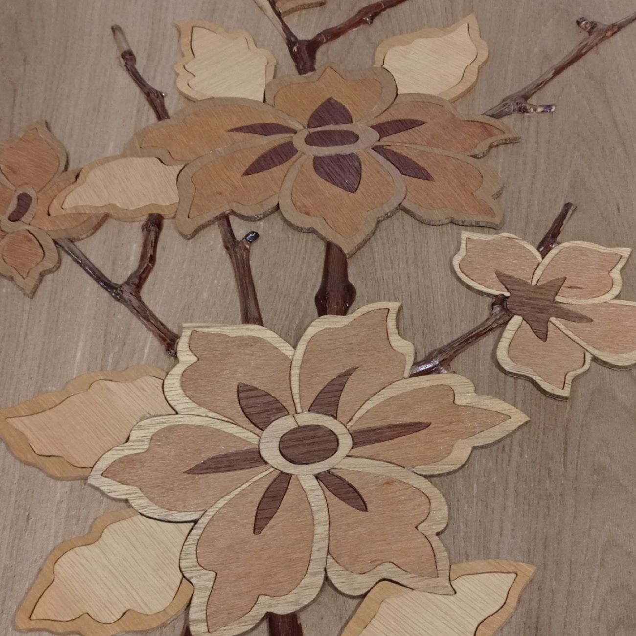 Art en Marqueterie de Bois – Design de Fleur Fait Main