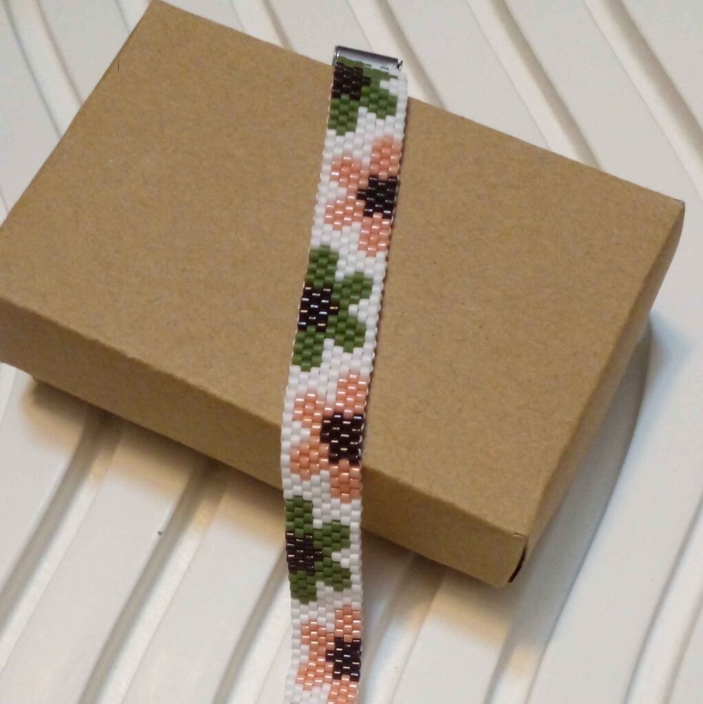 Bracelet Tissé en Acier pour Femme – Motif Floral