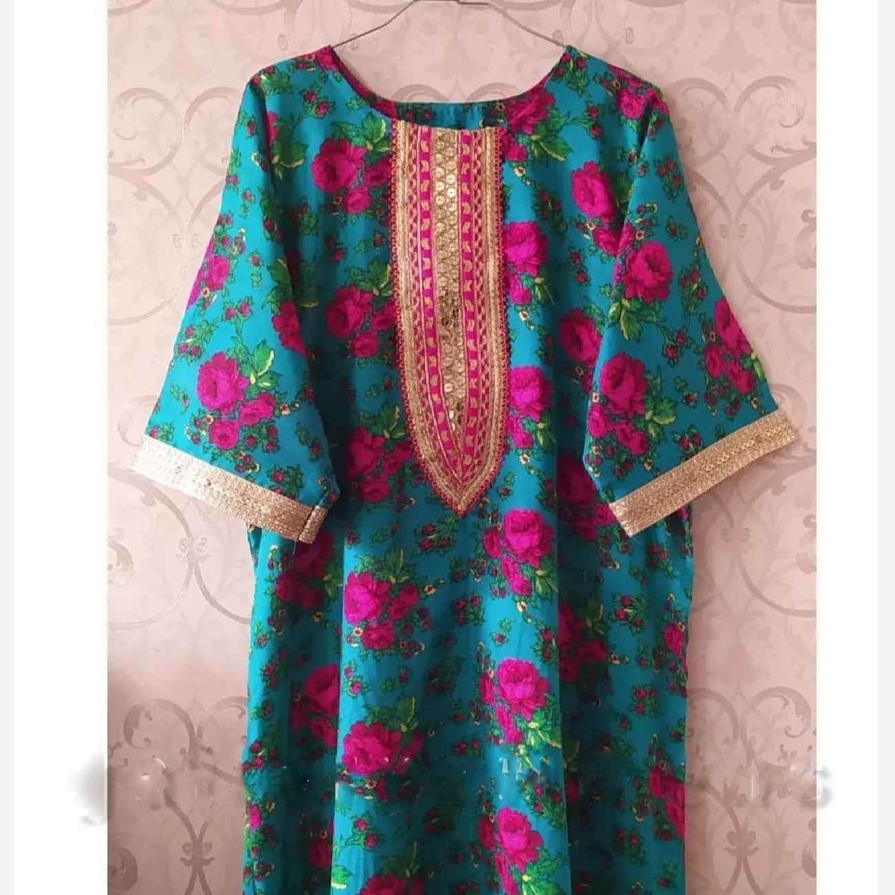 Caftan à Imprimé Floral – Parfait pour les Festivals, les Réunions Culturelles ou les Célébrations Traditionnelles