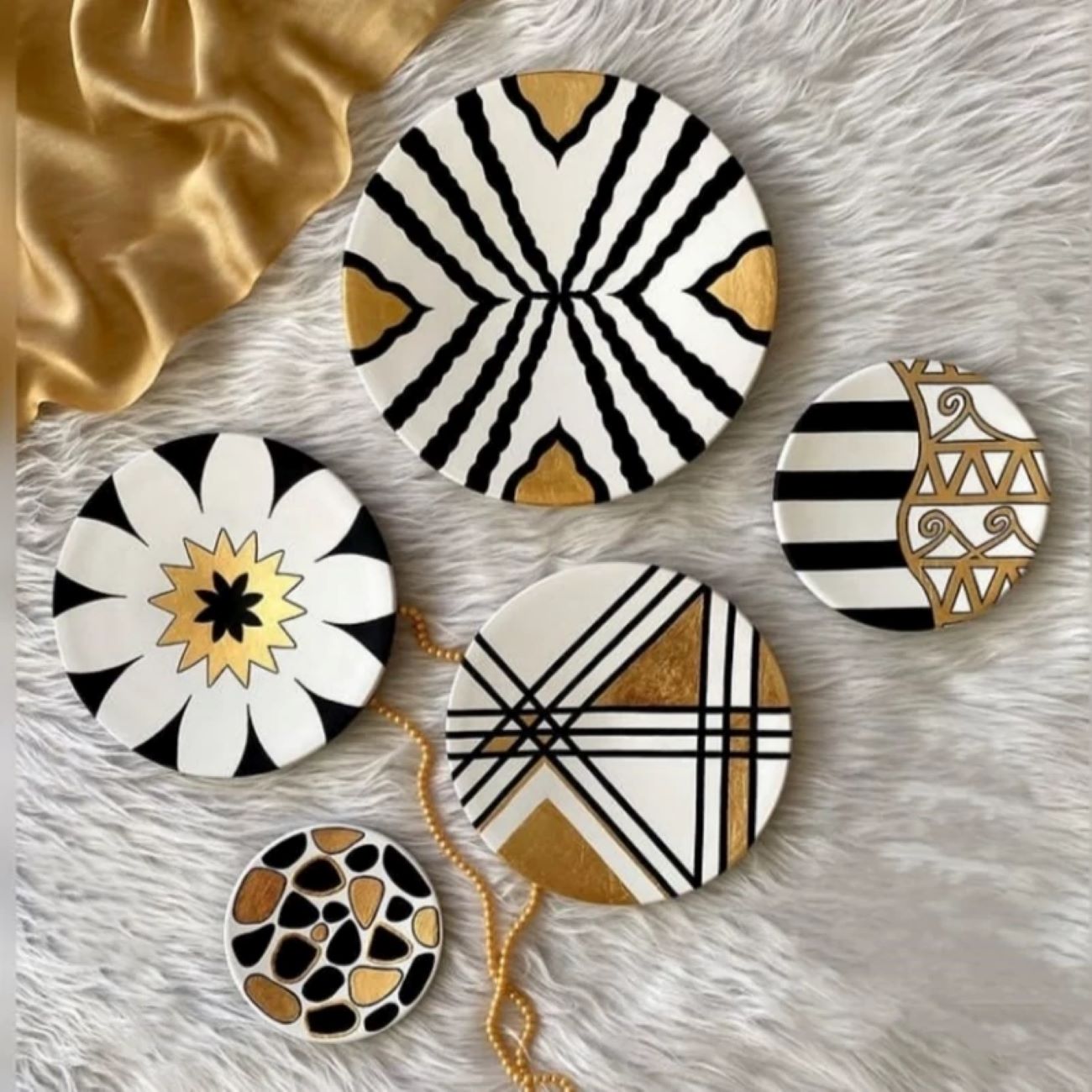 Poterie Murale avec Design Moderne en Or et Noir, 5 Pièces