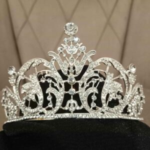 Un éclat de brillance – Diadème de mariage en cristal, idéal pour les présentations de bijoux de mariage ou comme touche finale