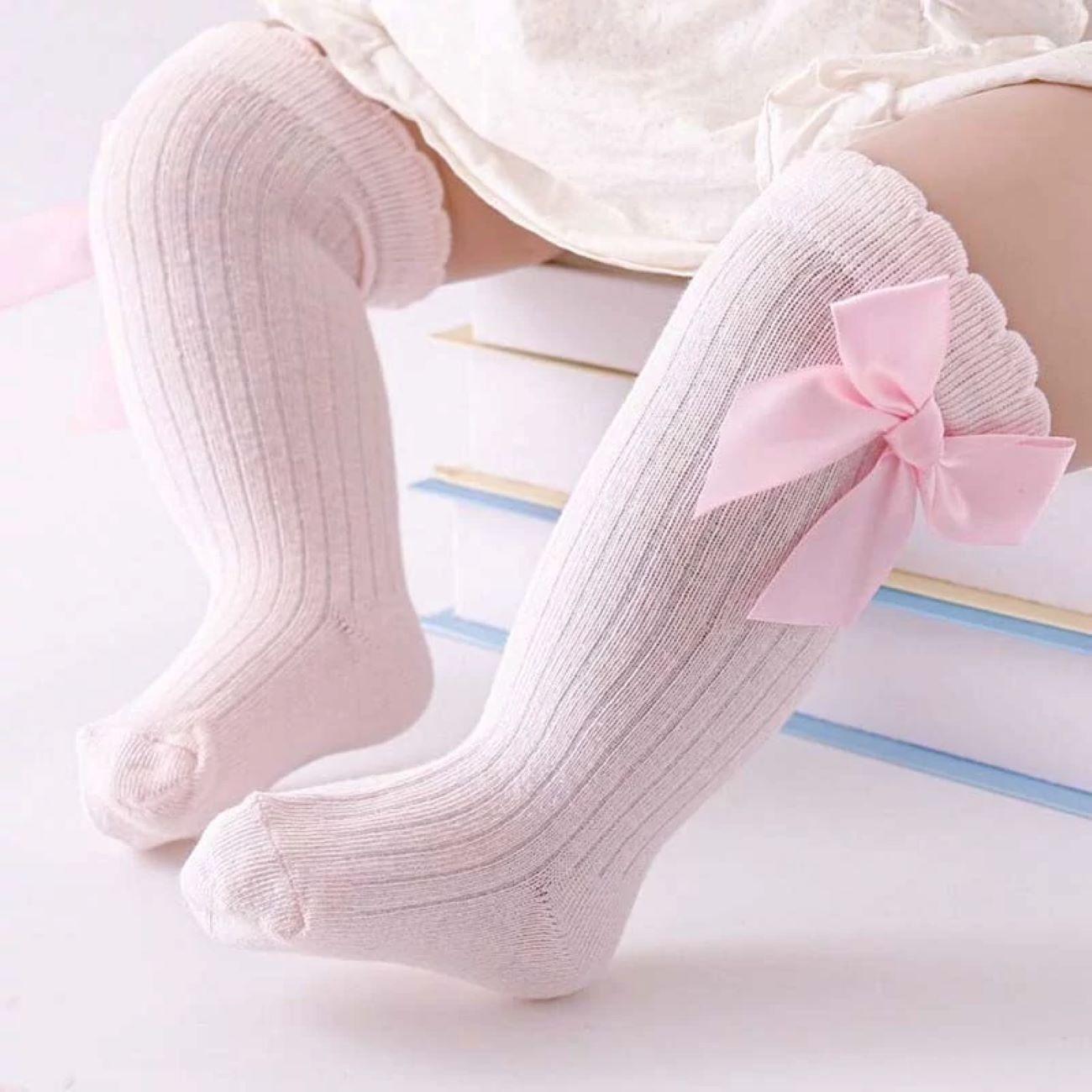Chaussettes pour filles bébé conçues pour garder les petits pieds au chaud et confortables toute la journée avec un design de nœud.