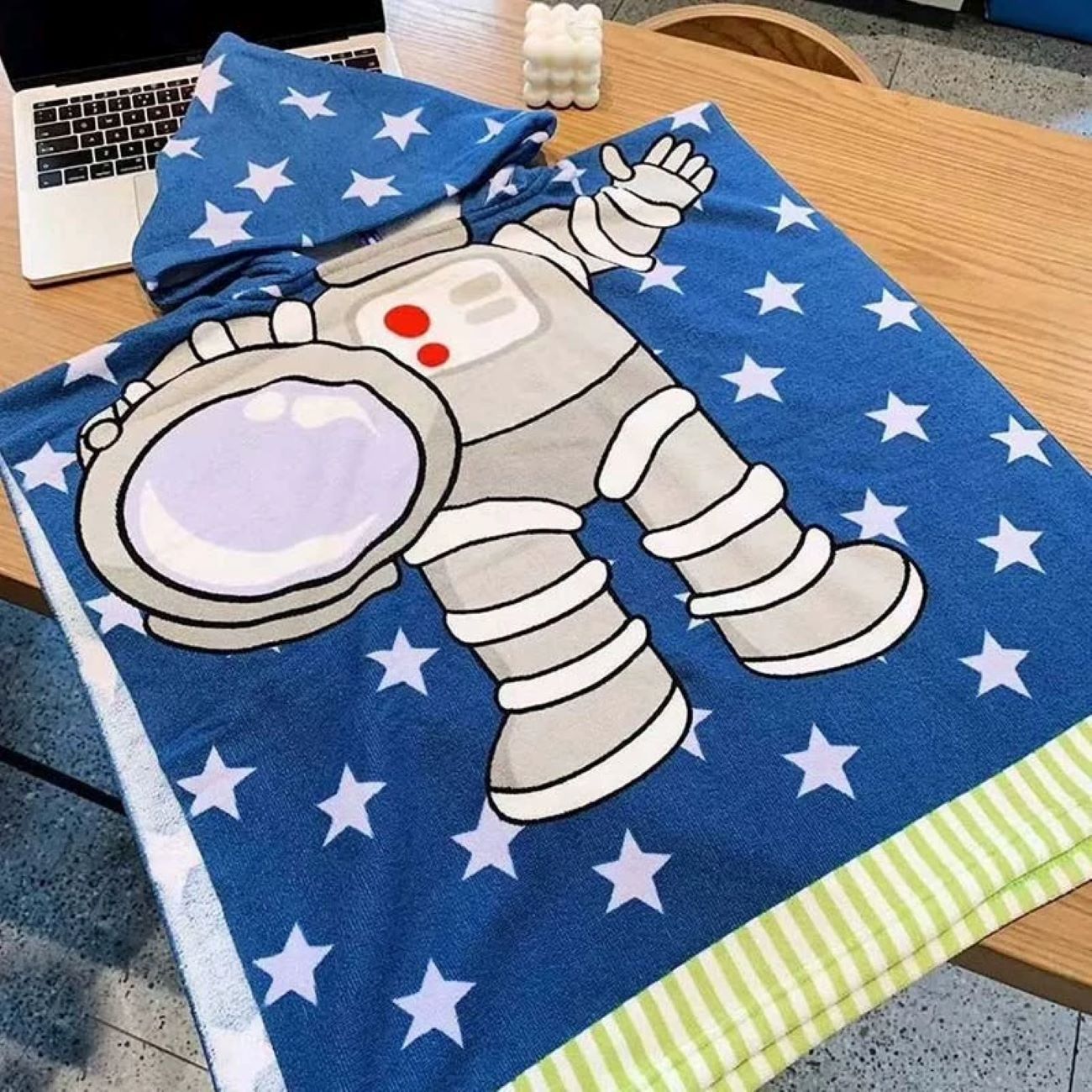 Serviette de bain à capuche bleu clair pour bébé avec motif astronaute – Douce et confortable