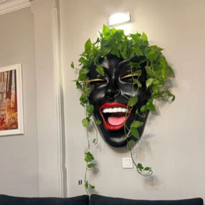 Grande vase murale avec visage souriant – Décoration artistique pour espaces uniques