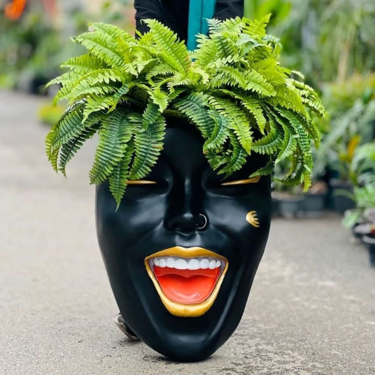 Grande vase murale avec visage souriant – Décoration artistique pour espaces uniques