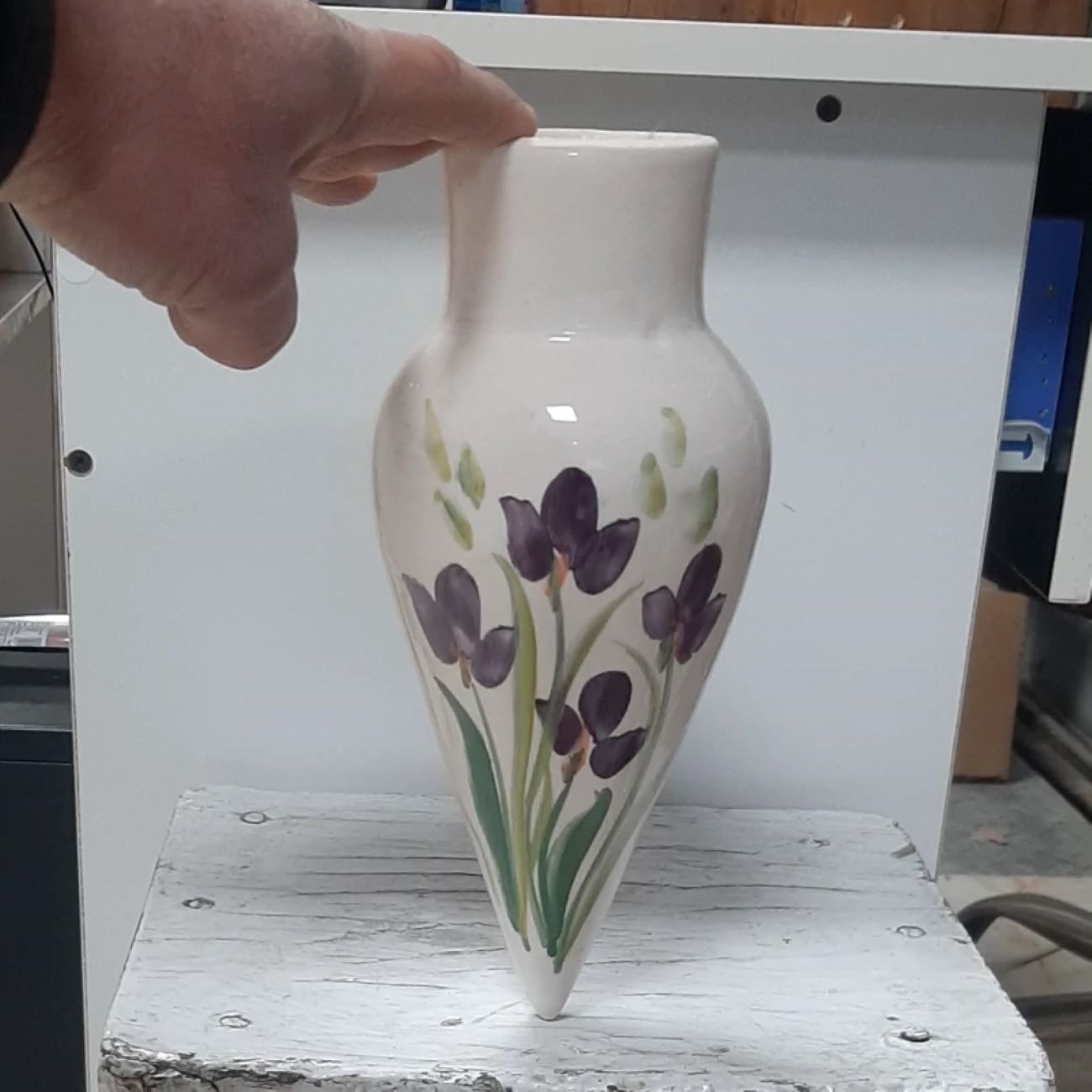 Vase mural en céramique en forme de cône – Motif floral (Hauteur 25 cm)