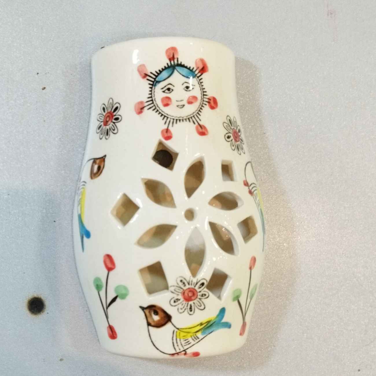 Jardinière murale en céramique à treillis – Idées pour transformer votre espace avec un design d’oiseau et de fleurs (5x)