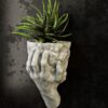 Jardinière murale en forme de main – Décoration artistique pour espaces élégants