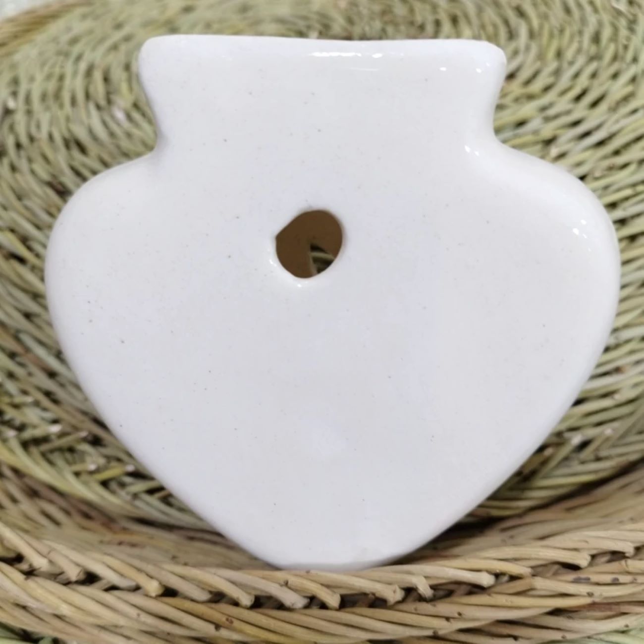 Vase mural en céramique fait main – Accent décoratif artistique pour la maison