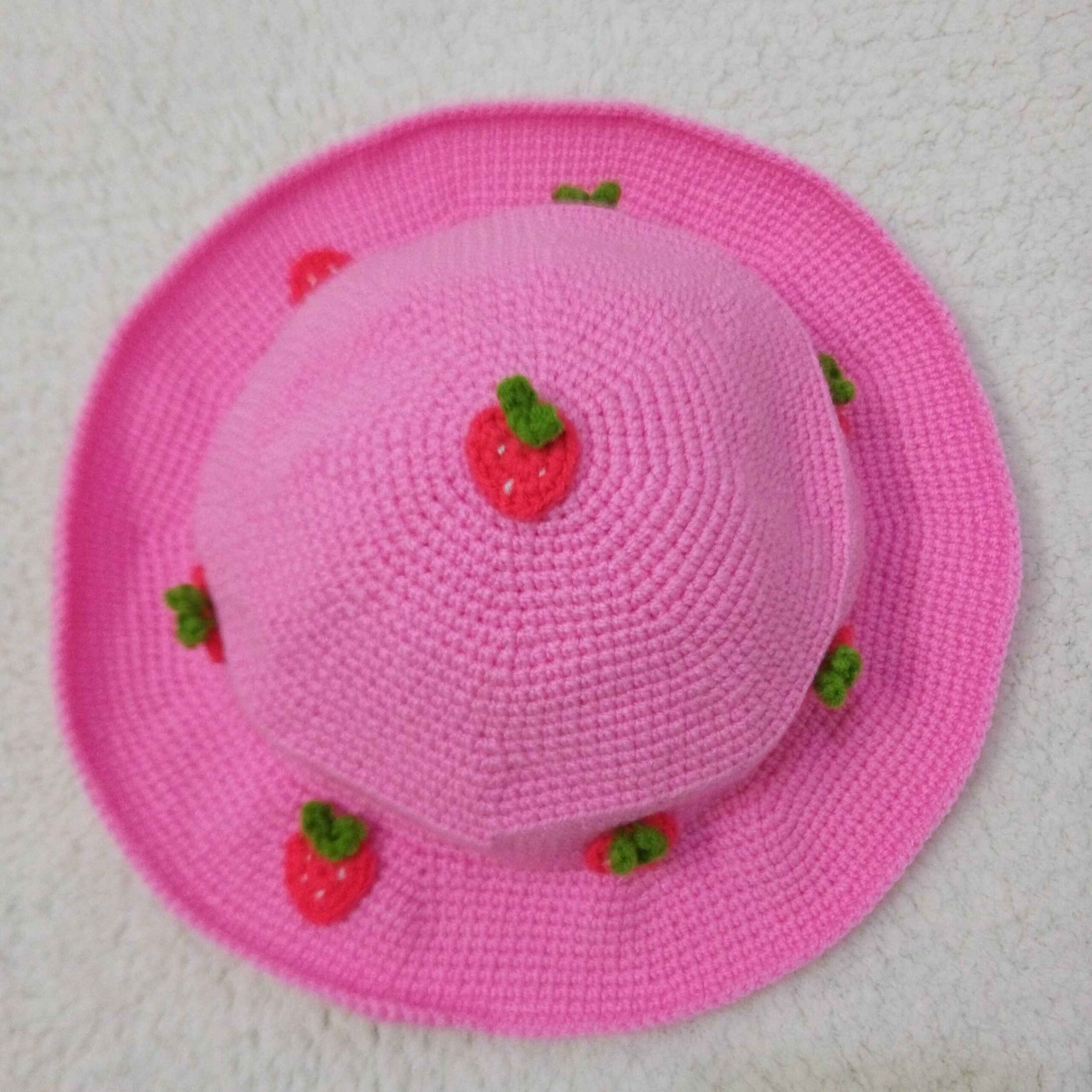 Chapeau Seau Crochet Fraise Rose – Adapté aux Activités de Plein Air et aux Événements Musicaux