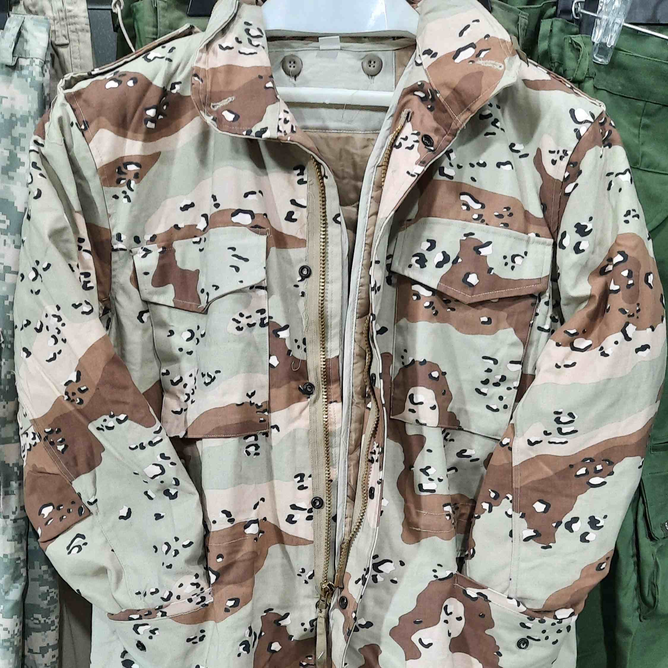 Manteau militaire camouflage de caille – Adapté aux environnements montagneux ou forestiers