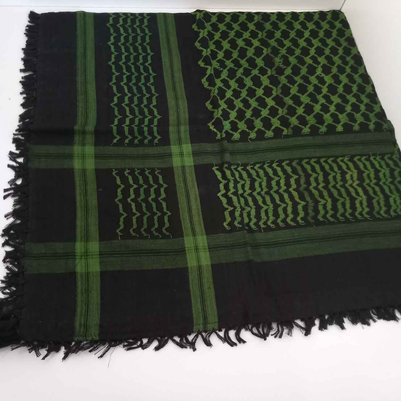 Écharpe Shemagh Style – Coiffure Arabe Traditionnelle à Motifs Carreaux