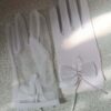 Gants de mariage courts avec nœud délicat – Parfaits pour un look de mariée minimaliste