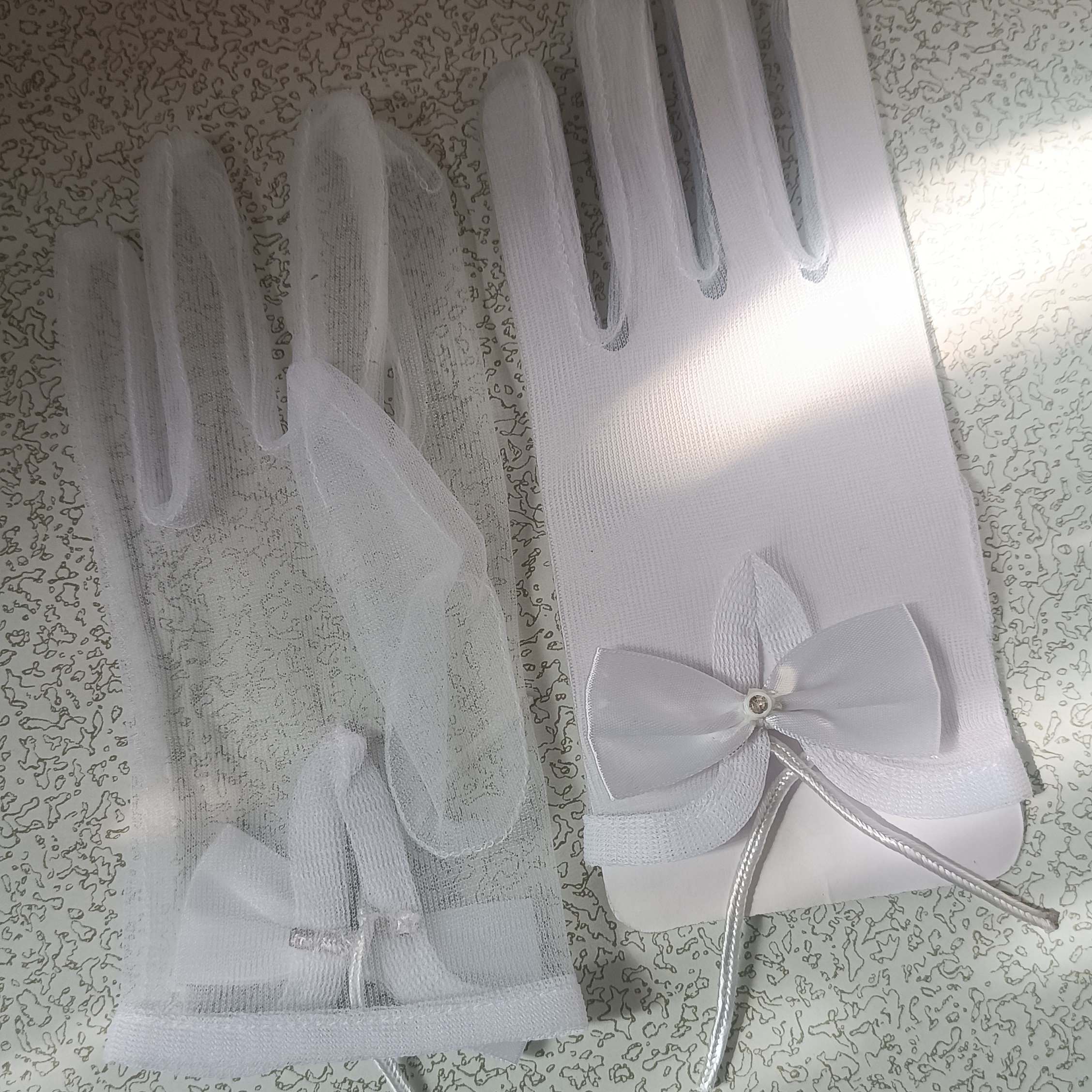 Gants de mariage courts avec nœud délicat – Parfaits pour un look de mariée minimaliste