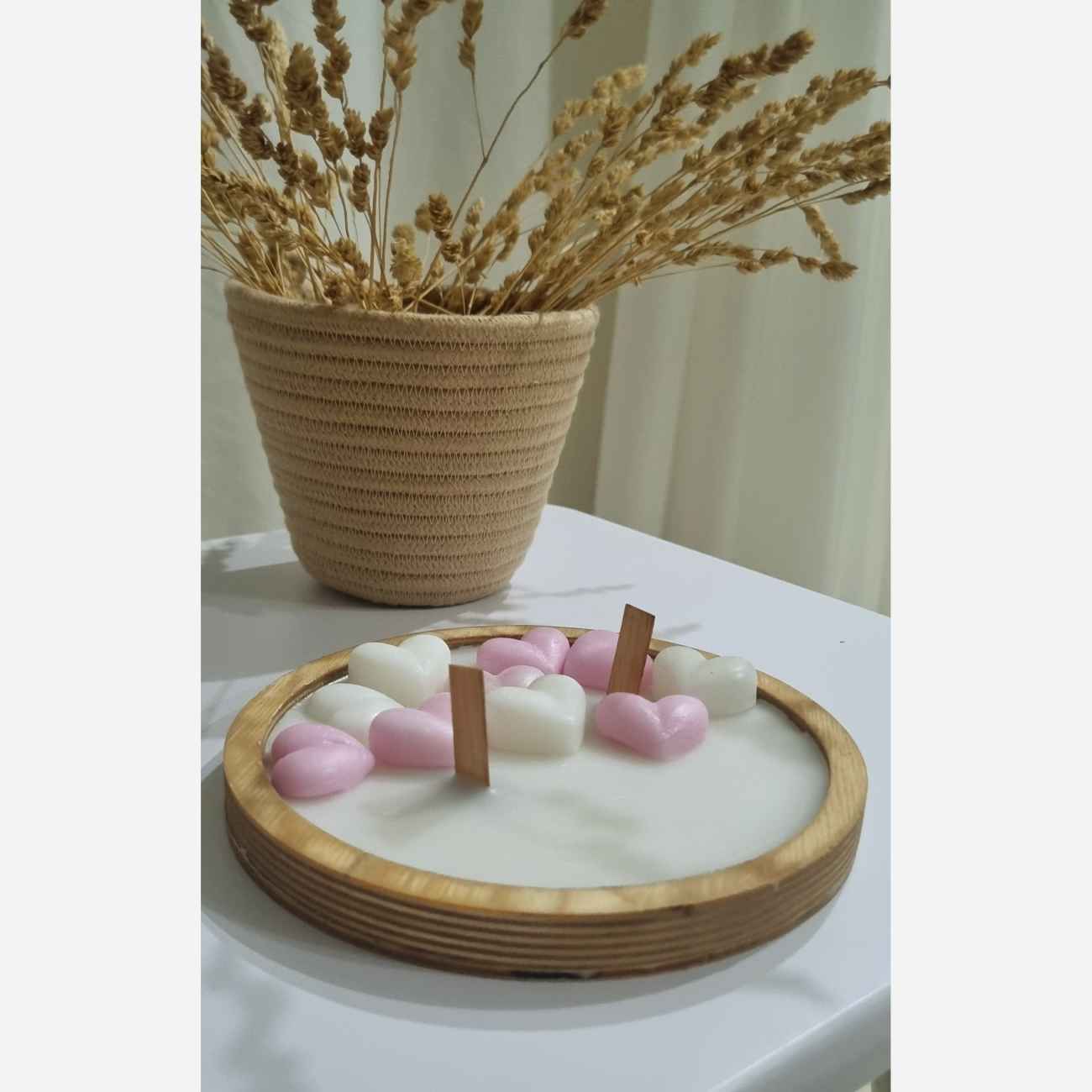 Pouf en velours luxueux avec pieds en bois rond Dorna