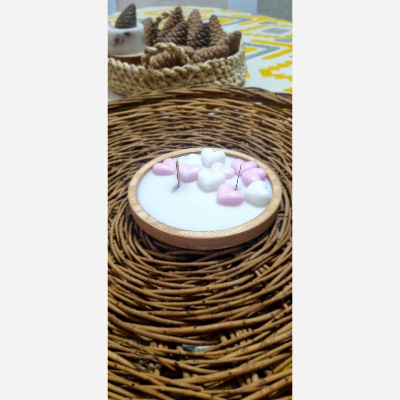 Bougie en Pot Bois Stylée – Parfaite pour Cadeau et Décoration avec Motif Cœur