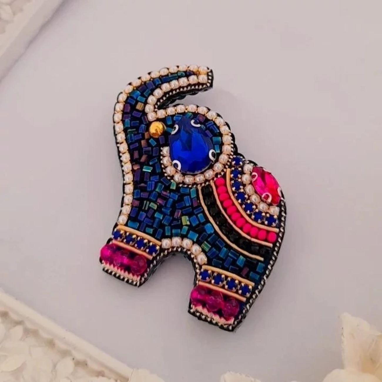 Belle et attachante broche éléphant perlée colorée