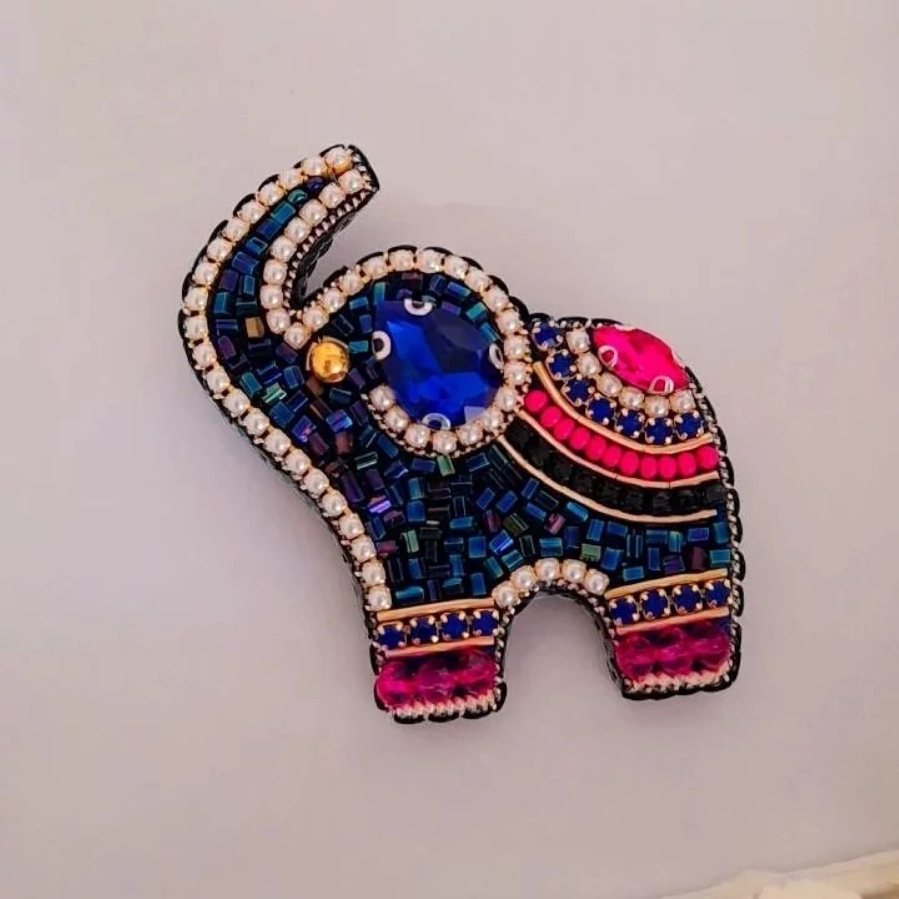 Belle et attachante broche éléphant perlée colorée