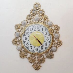 Horloge murale en laiton au design traditionnel – pour intérieurs sophistiqués