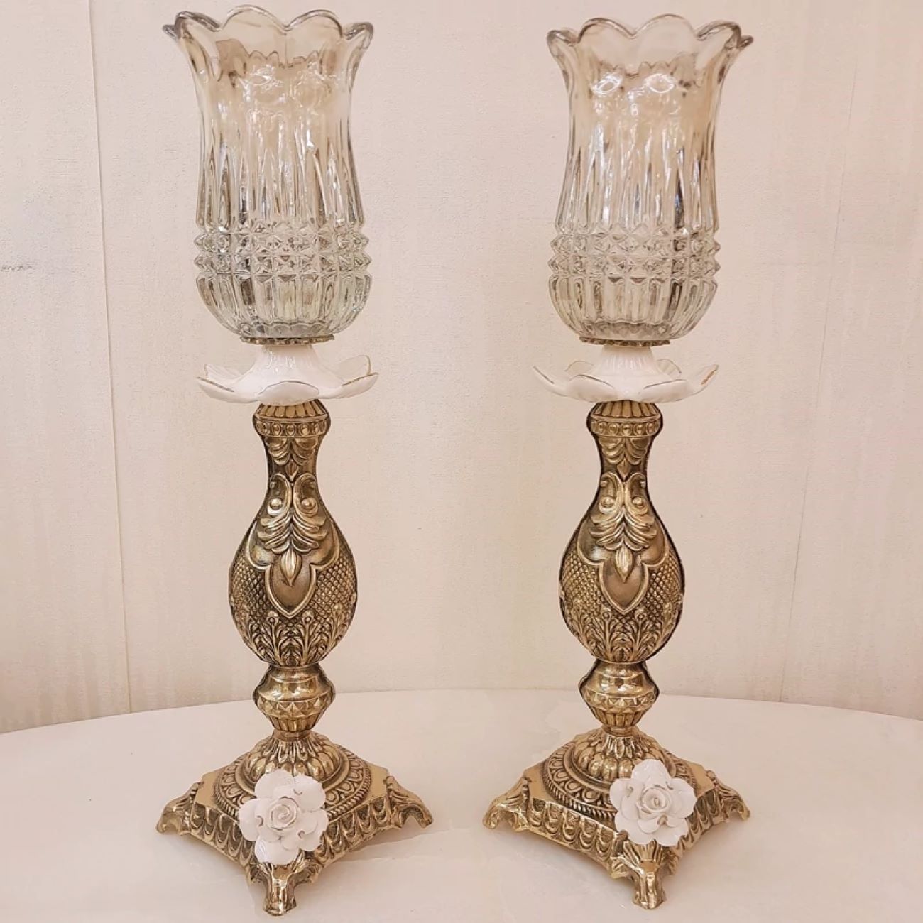 Bougeoir en bronze avec design fleur blanche