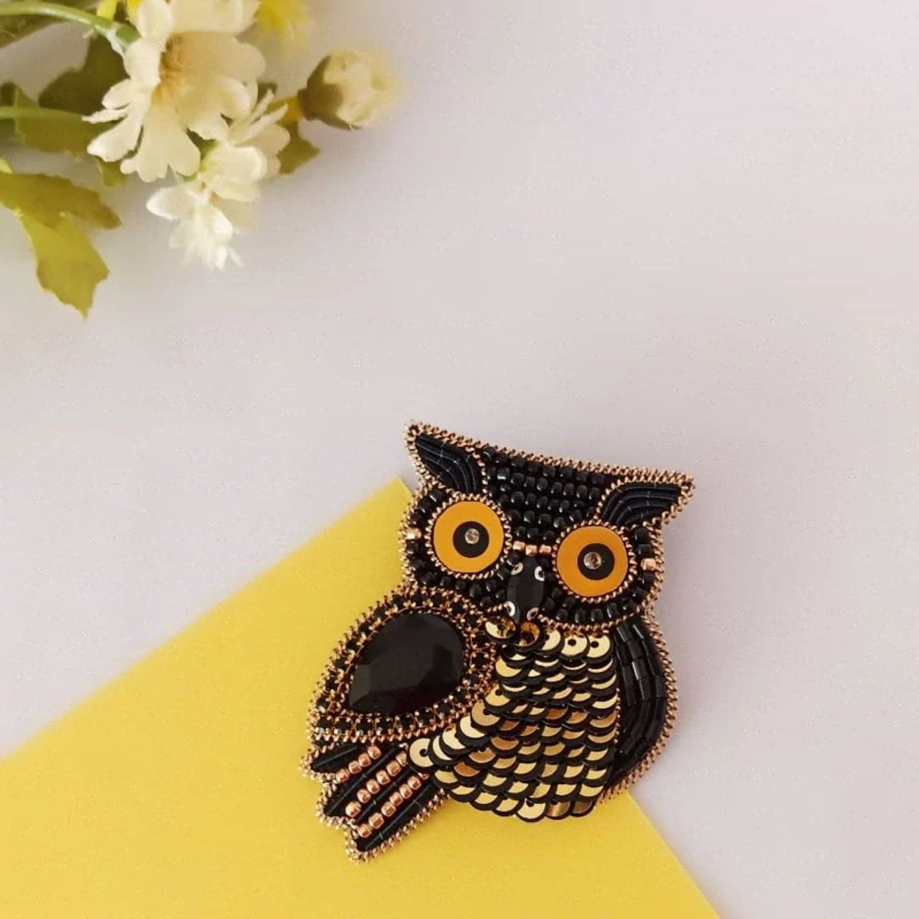 Ravissante broche hibou perlée – mystique et charmante