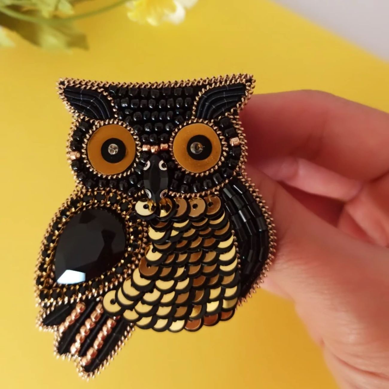 Ravissante broche hibou perlée – mystique et charmante